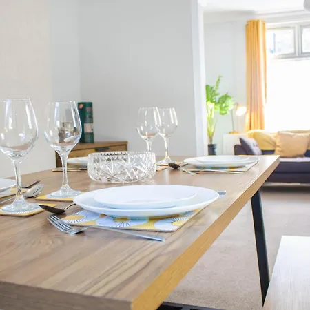 3 Bed House, 10 Minute Walk To City Centre - Perfect For Families And Contractors - Long Rates * York