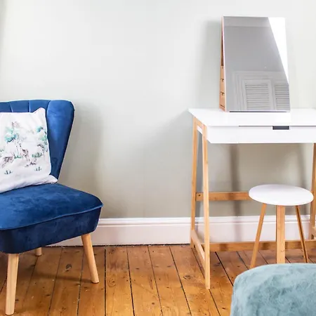 3 Bed House, 10 Minute Walk To City Centre - Perfect For Families And Contractors - Long Rates Hébergement de vacances York