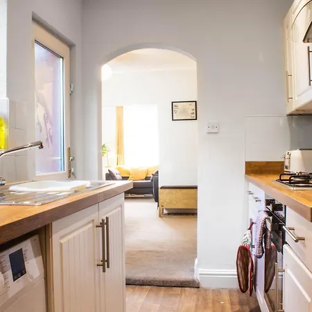 3 Bed House, 10 Minute Walk To City Centre - Perfect For Families And Contractors - Long Rates Hébergement de vacances *