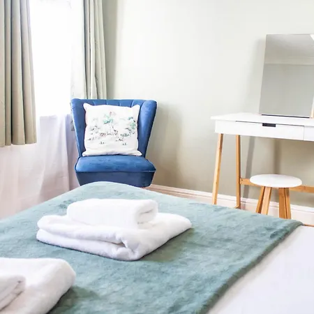 3 Bed House, 10 Minute Walk To City Centre - Perfect For Families And Contractors - Long Rates
