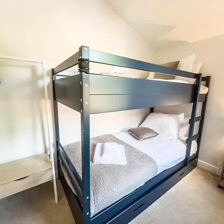 3 Bed House, 10 Minute Walk To City Centre - Perfect For Families And Contractors - Long Rates Hébergement de vacances