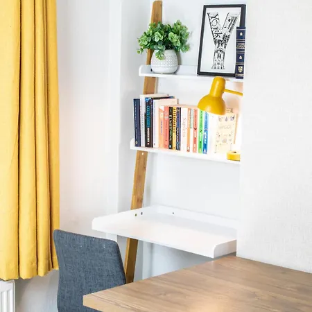 Hébergement de vacances 3 Bed House, 10 Minute Walk To City Centre - Perfect For Families And Contractors - Long Rates