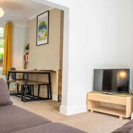 3 Bed House, 10 Minute Walk To City Centre - Perfect For Families And Contractors - Long Rates Hébergement de vacances *