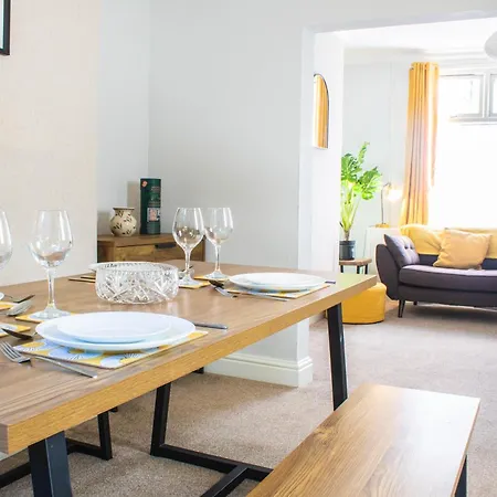 3 Bed House, 10 Minute Walk To City Centre - Perfect For Families And Contractors - Long Rates *