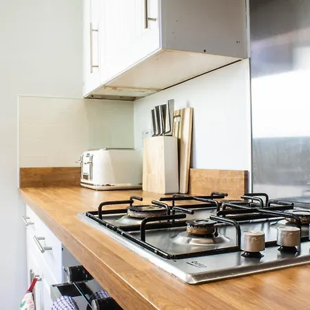 3 Bed House, 10 Minute Walk To City Centre - Perfect For Families And Contractors - Long Rates * York