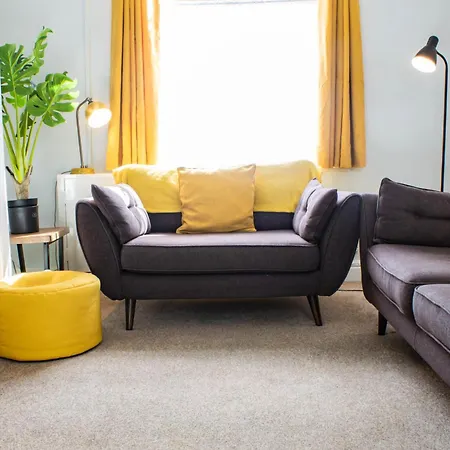 3 Bed House, 10 Minute Walk To City Centre - Perfect For Families And Contractors - Long Rates Hébergement de vacances