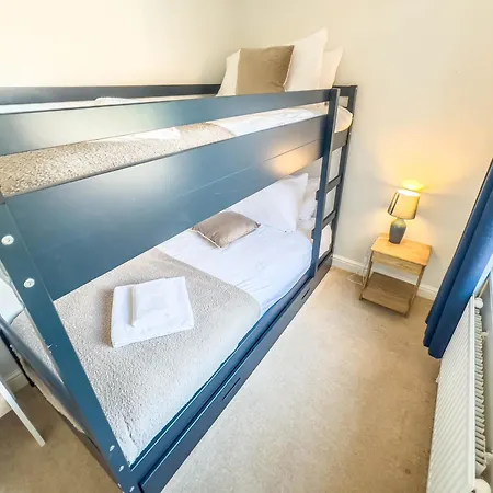 3 Bed House, 10 Minute Walk To City Centre - Perfect For Families And Contractors - Long Rates *