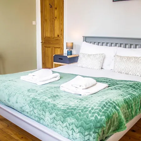 3 Bed House, 10 Minute Walk To City Centre - Perfect For Families And Contractors - Long Rates * York