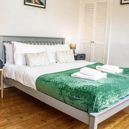 3 Bed House, 10 Minute Walk To City Centre - Perfect For Families And Contractors - Long Rates Hébergement de vacances