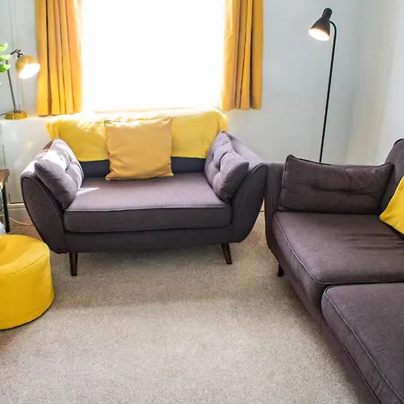 Hébergement de vacances 3 Bed House, 10 Minute Walk To City Centre - Perfect For Families And Contractors - Long Rates