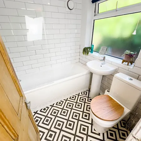 3 Bed House, 10 Minute Walk To City Centre - Perfect For Families And Contractors - Long Rates York