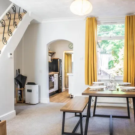 3 Bed House, 10 Minute Walk To City Centre - Perfect For Families And Contractors - Long Rates Hébergement de vacances